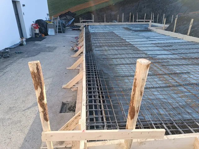 Beebau construction — monolith02_1777296711471