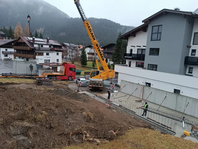 Beebau construction — monolith03_1777296712039