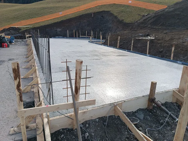 Beebau construction — monolith04_1777296712552