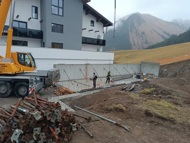 Beebau construction — monolith06_1777296714027