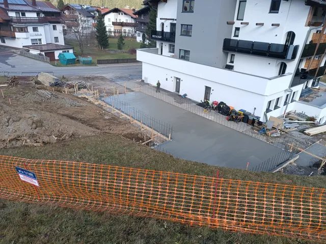 Beebau construction — monolith12_1777296736142