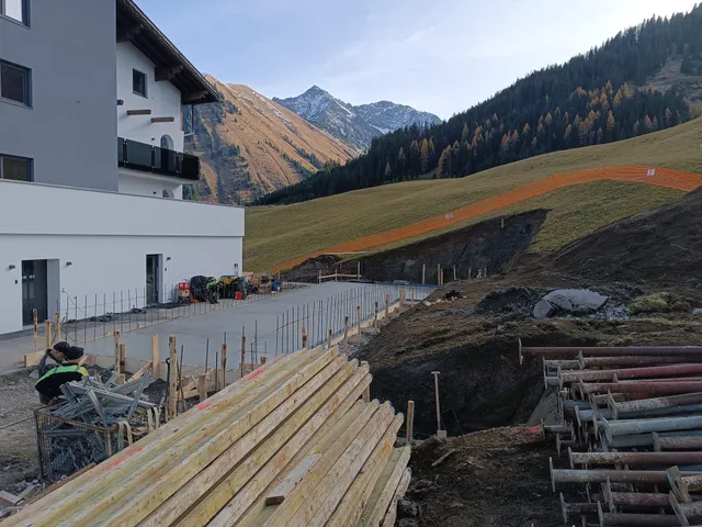 Beebau construction — monolith13_1777296737172